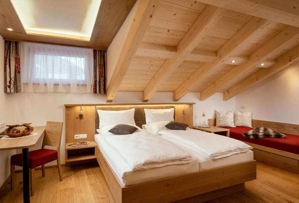 Dorfstube Hotel Holzgau Bagian luar foto